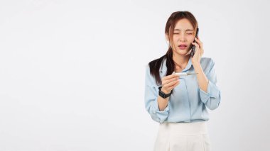 Hasta hisseden bir kadın, telefonda sıcaklık konuşmalarından endişeleniyor, muhtemelen termometreyi tuttuğu için bir doktoru arıyor, ve gerçekten hasta olduğunu biliyor, izole edilmiş beyaz bir arka plan.