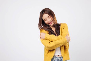 Gururla sarıl kendine, sevgiyle nazikçe sarıl. Kendine güvenen bir kadın, sakin ve kaygısız bir yaşam tarzı göstererek, kolları omuzlarının üzerinde huzurlu bir şekilde durur. izole edilmiş beyaz arkaplan