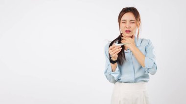 Hasta kadın için sağlık hizmeti, termometreyle boğaz ağrısı çeken Asyalı grip hastası, ağrı yüzünden hasta ve boynuna dokunuyor, hedef sağlıklı bir yaşam tarzı, izole edilmiş stüdyo beyaz arka plan.