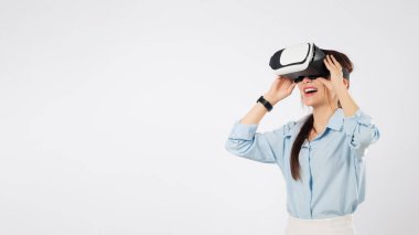 VR oyun teknolojisi için sanal gerçeklik kulaklığı kullanan genç bir Asyalı kadın burada, genç geleceği yaşıyor, heyecanlı, bu VR deneyimi şaşırtıcı, izole edilmiş stüdyo beyaz arka plan.