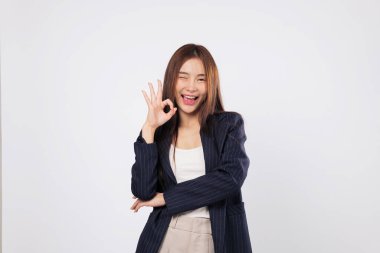 Tamam, mesaj tamam. Asyalı bir gencin mutluluk ve iş anlaşmasını ifade etmek için parmak işareti kullanması ve rahat bir gülümseme ile izole edilmiş beyaz arka plan pozu vermesi gerekiyor.