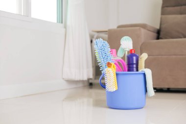 Oda servisi basitleştirdi. Deterjan, fırça ve sünger de dahil olmak üzere bir kova dolusu temizlik malzemesi oturma odasının zeminine konarak günlük temizlik işleri için kolay erişim sağlanıyor..