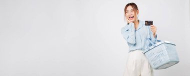 Sepeti ve kredi kartı olan Asyalı bir kadının alışveriş sahnesi, çevrimiçi alışveriş ve market alışverişi, para ve finans yönetimi ile. izole stüdyo beyaz arkaplan