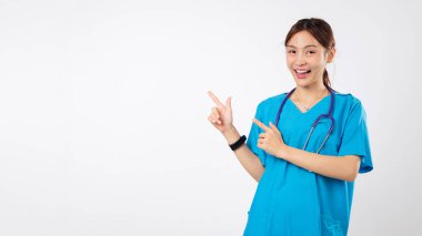 Genç, dost canlısı Asyalı hemşire, puanlı, tıbbi, jestli bir kadın, klinikte terfi bayrağı gösteriyor, yan sunum, parmak ve mutlu bir hemşire, vesikalık, stüdyo beyaz arka plan.