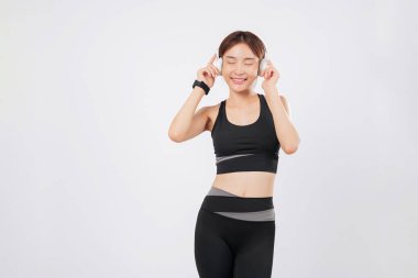 Bu formda genç kadın spor kıyafetleriyle müzik dinlemeyi sevdiği için dans etmek onun ruhunda var. Dakikalar sonra, tekrar dans etmeye başlar, ritmi kaybeder ve zindelik motivasyonuyla doludur. izole stüdyo beyaz arkaplan