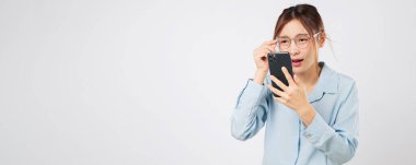 Görme ve görme kaybı, telefon ekranını okumakta güçlük çekiyor. Mesajı okumak, gözlüklü kadın, görme sorunu ve kötü odaklanma. izole stüdyo beyaz arkaplan