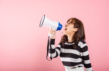 Mutlu Asyalı güzel bir genç kadının portresi gülümseyen bir yüzü var. Duyuru mesajı veriyor. Megafonla bağırıyor.