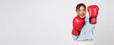 Boks yaşam tarzı, Asyalı genç bir kadının kırmızı eldivenlerle gülümsemesiyle özgüvenle buluşuyor. İş güdümlü ve savaşa hazır, güçlü bir koruma ve kırmızı boks gücü gösteriyor. izole stüdyo beyaz arkaplan