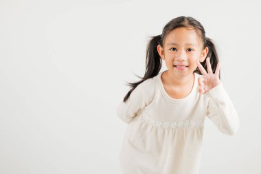 Coşkulu genç kız, olumlu bir gülümseme, beyaz bir arka planda izole edilmiş bir anlaşma ve pozitiflikle 