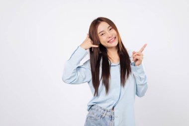 Yüzünde parmakları olan bir telefon hareketi, başka bir kadın el ve işaret ile beni ararken, başka bir kadın şakacı bir şekilde göz kırpıyor, beyaz arka planda izole edilmiş bir çekim..