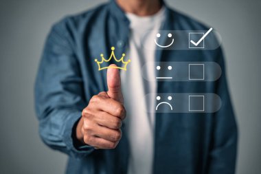 Müşteri geribildirim ve memnuniyet anketi kavramları, en iyi ve mükemmel hizmetleri temsil eden bir başparmak ve taçlandırma simgesi gösterilmesi, müşteri sadakatinin memnun bir müşteri tarafından sağlandığını ima eder..