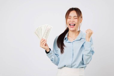 Heyecanlı mutlu kadın dolar para hayranı, mutluluk ve heyecan saçan şanslı para başarısı ve finansal desteğiyle tezahürat yapıyor. izole stüdyo beyaz arkaplan