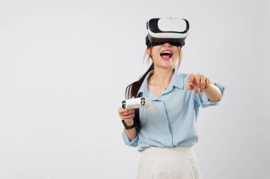 VR oyun anı, kulaklıklı genç bir kadının VR oyunu oynadığı kontrol ve puanlar kullandığı ya da sanal gerçeklik paneline neşeyle dokunduğu an. izole stüdyo beyaz arkaplan