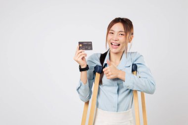 Koltuk değnekleri, kredi kartı ödemesi ve koltuk değnekleriyle gülümseyen yaralı kadınları destekliyor. Kazadan sonra parmak hareketi yapıyor. Güvenlerini ve sigortalarını gösteriyor. izole stüdyo beyaz arkaplan