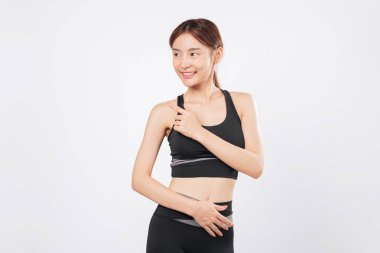 Güçlü bir noktadan ve ince bir noktadan sonra fit bir kadın sportif tavrı benimser. Güç ve güzelliğin mükemmel bir birleşimiyle jimnastik yoga dengesini ifade eder. izole stüdyo beyaz arkaplan