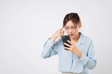 Göz sorunu yüzünden görme bozukluğu, telefona bulanık bakan bir kadın, elinde gözlük, görme kaybı ekranda ve görüş netliğinde güçlüğe yol açar. izole stüdyo beyaz arkaplan