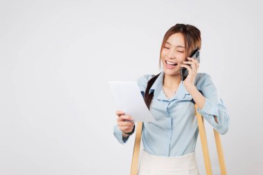 Koltuk değnekleri, kadının telefonla aramasını destekler, elinde sigorta hakkında konuşmak için fatura kağıdı tutar. Sigorta şirketi, kazadan sonra stres olmadan iyileşmesine yardım ediyor. izole stüdyo beyaz arkaplan