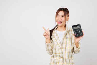 Asyalı çalışan, hesap makinesini tutarken kendine güvenle işaret ediyor ve vergi planlama ve muhasebecilik sorumluluğunu vurgulamak için başka bir hesap makinesi gösteriyor. izole stüdyo beyaz arkaplan