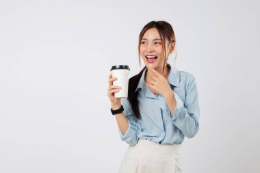 Kocaman gülümseyen mutlu bir kadın tarafından tutulan kahve fincanı, kağıt kahve kabı bu model tarzı kafe imajına, sıradan portre kullanımına ve çay kavramlarına heyecan ve sıcaklık getiriyor. izole stüdyo beyaz arkaplan