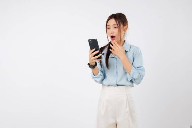 Asyalı kadın telefon şoku, endişe, üzüntü, sürpriz, kötü haberleri gördükten sonra mutsuz, inançsızlıkla ağzı açık, ikinci şok, mobil sorunlarla ve hüsranla başa çıktığının kanıtı, izole edilmiş beyaz arka plan.