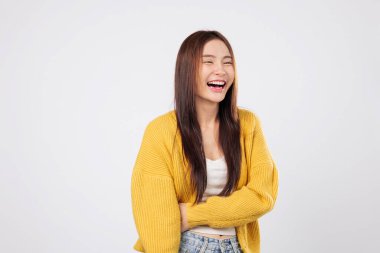 Dünya Gülme Günü. Bu anlamlı kadının neşeli bir şekilde kahkahalarla gülmesini istiyorum. Eğlenceli ve kaygısız bir yaşam tarzı boyunca kendine güveni ve mutluluğu yansıtan bu kadın beyaz arka planda tecrit edilmiş.