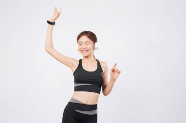 Bu formda genç bayan en sevdiği şarkıyı duyduğunda dans doğal olarak akar. Duraklarken müzik onu sarar, sonra tekrar dans etmeye başlar, güçlü ve hayat doludur. izole stüdyo beyaz arkaplan