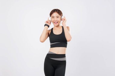 Sanki kimse izlemiyormuş gibi dans et. Neşeli bir spor programı sırasında onun sloganıdır. Kısa bir aradan sonra, ince ve enerjik bir yaşam tarzını somutlaştırarak tekrar dans etmeye başlar. izole stüdyo beyaz arkaplan