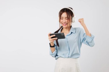 Maç anında heyecanlı Asyalı kadınlar kulaklık takar, cep telefonu çalar ve yoğun bir oyun mücadelesi ve başarıdan sonra yükseltilmiş elle zafer dansı yaparlar. Video çevrimiçi izole stüdyo beyaz arkaplan