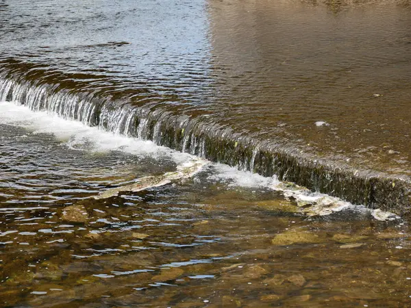 Вода Природі Маленький Водоспад Річці Чистою Водою Камінням — стокове фото