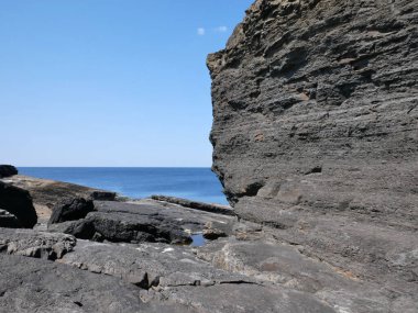 Kayalıklar ve Atlantik Okyanusu, bulutlar, kayalar ve laguna, doğadaki güzellik. Tatil gezisi rahatlama arkaplanı