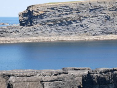 Kayalıklar ve Atlantik Okyanusu, bulutlar, kayalar ve laguna, doğadaki güzellik. Tatil gezisi rahatlama arkaplanı