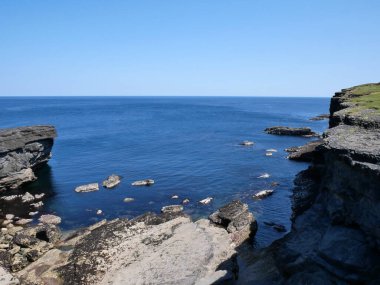 Kayalıklar ve Atlantik okyanusu, kayalıklar kanyon ve laguna, doğadaki güzellik. Tatil seyahat arkaplanı