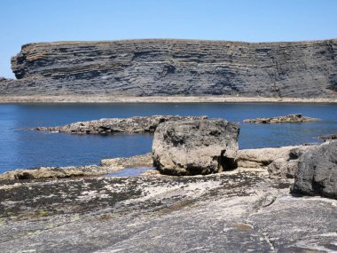 Kayalıklar ve Atlantik Okyanusu, bulutlar, kayalar ve laguna, doğadaki güzellik. Tatil gezisi rahatlama arkaplanı