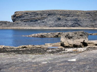 Kayalıklar ve Atlantik Okyanusu, bulutlar, kayalar ve laguna, doğadaki güzellik. Tatil gezisi rahatlama arkaplanı