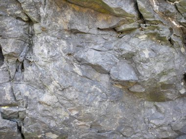 Uçurumlar ve tepeler, kayalık kanyon, büyük taşlar, doğadaki güzellik. İrlanda 'ya seyahat