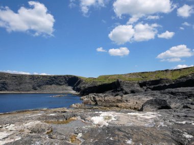 Kayalıklar ve Atlantik okyanusu arka planı, kayalar ve laguna, doğadaki güzellik. Tatil gezisi duvar kağıdı