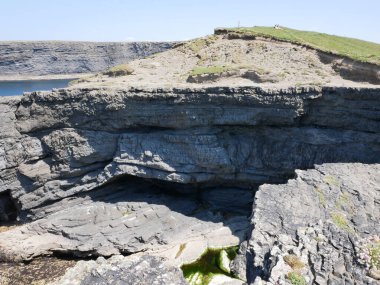 Uçurumlar ve tepeler, kayalık kanyon, büyük taşlar, doğadaki güzellik. İrlanda 'ya seyahat