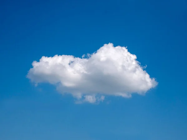 蓝天背景上的一片白云 蓬松的云状照片 — 图库照片