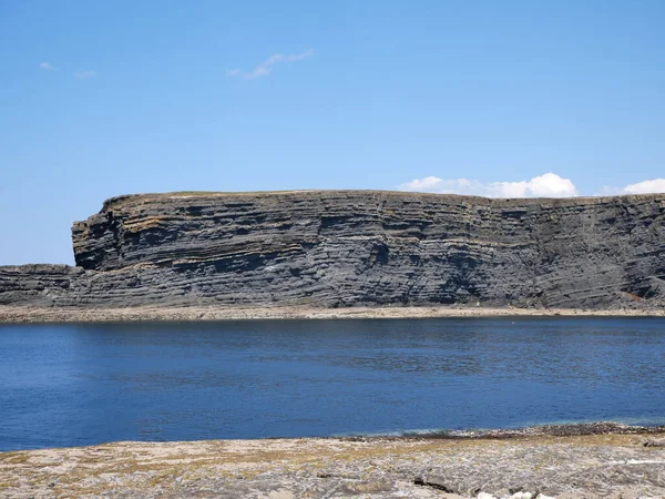 Kayalıklar ve Atlantik Okyanusu, kayalar ve laguna, doğadaki güzellik. Yaz tatili geçmişi