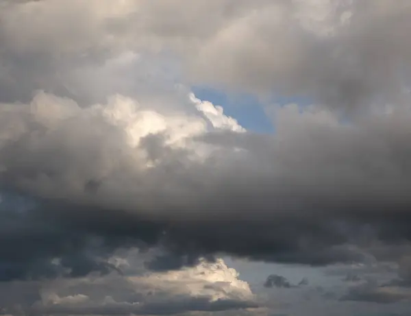 暴风雨的天空 白云和灰云的背景 美丽的天空照片 — 图库照片