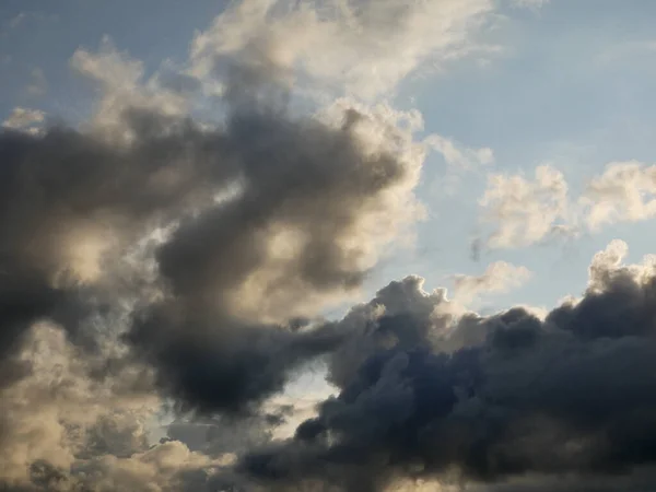 Céu Tempestuoso Com Nuvens Brancas Cinzentas Fundo Belo Pôr Sol — Fotografia de Stock