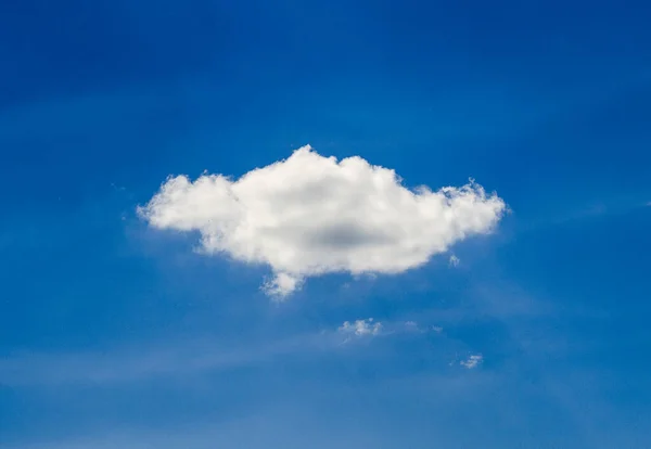 Одно Белое Облако Голубом Небе Фотография Высокого Разрешения — стоковое фото