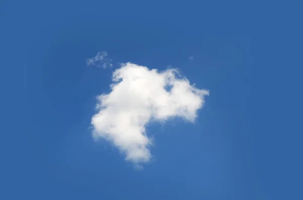Mavi Arka Plan Üzerinde Tek Bir Bulut Izole Edilmiş Beyaz — Stok fotoğraf