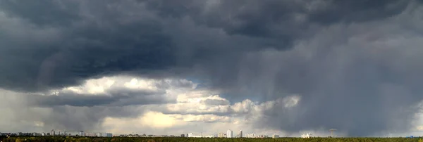 Storm Över Modern Stad Panoramautsikt Regnmoln Naturliga Storm Bakgrund — Stockfoto