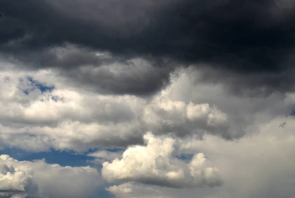 阴雨的天空背景 浓重的可怕的云 飓风和雨 自然天空背景 — 图库照片