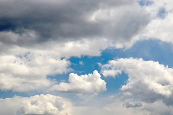 自然蓝天背景和狂风暴雨云雾中的白云 — 图库照片