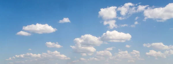 Weiße Flauschige Wolken Fliegen Den Blauen Sommerhimmel Wolkenschablone Für Verschiedene — Stockfoto