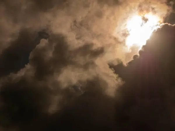 日没の空の上に流れる雲 ふわふわした累積雲の形の写真 暗い雲の背景 空の煙 — ストック写真