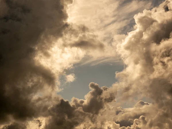 夕阳西下 云彩飘扬 毛茸茸的积云状的照片 阴郁的云彩背景 天空中的烟雾 — 图库照片