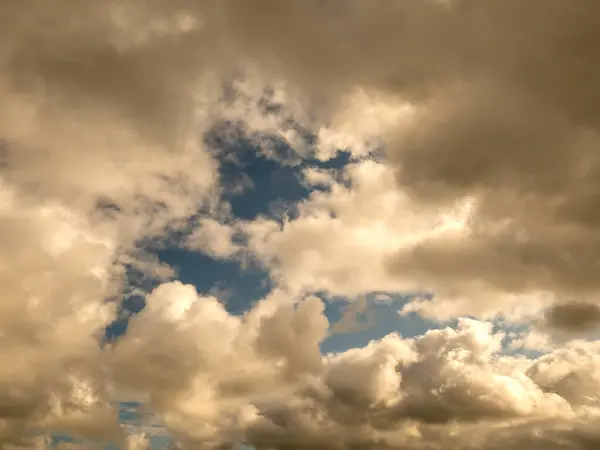 Flauschige Wolken Über Dem Abendhimmel Flauschige Kumuluswolkenform Foto Düstere Wolkenlandschaft — Stockfoto